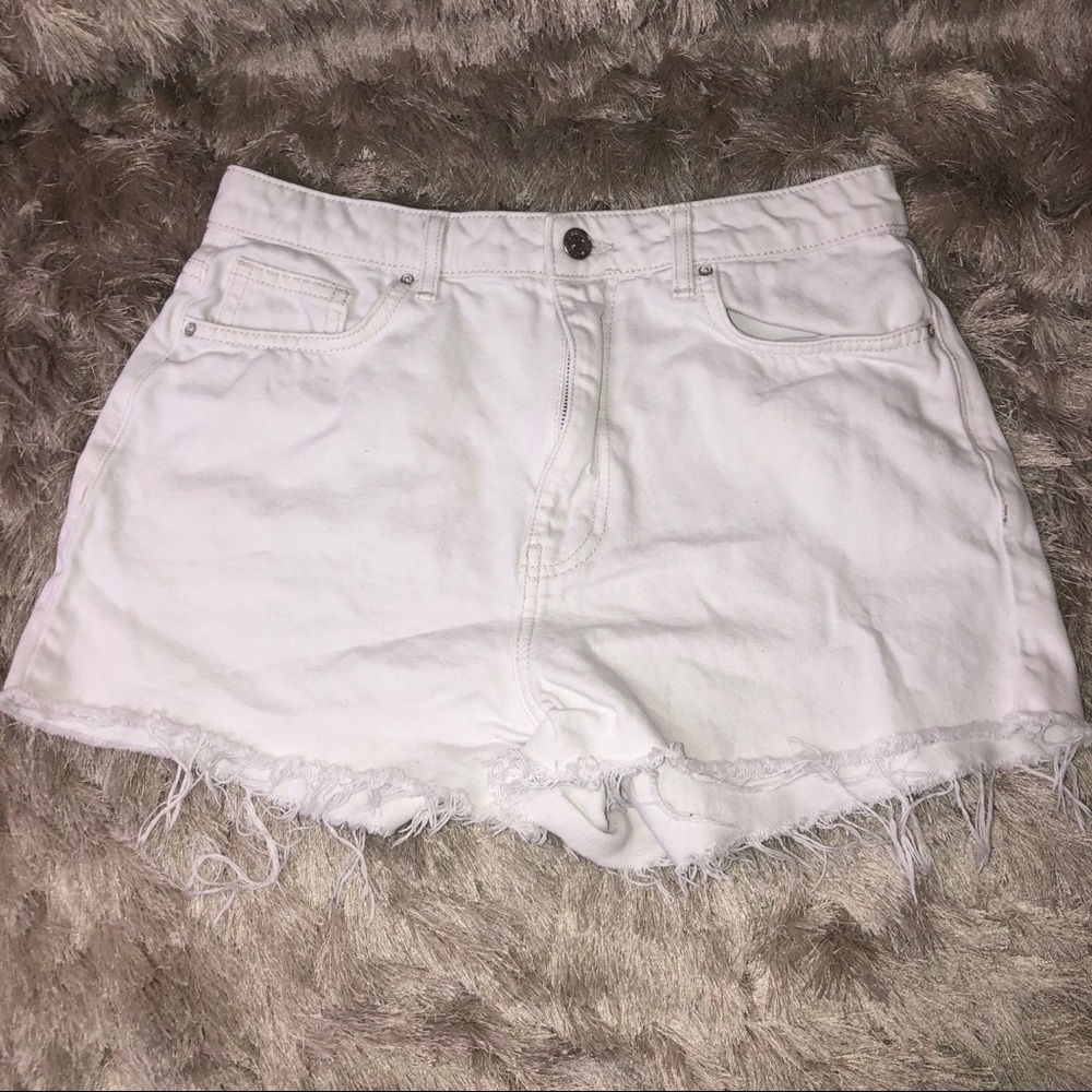 Forever 21 White Shorts; Distressed Shorts; SIZE: UK 28 (US 6)